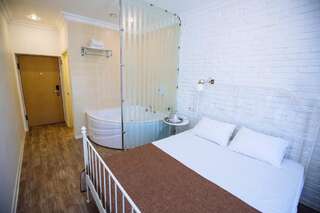 Гостиница Дублин Новороссийск Двухместный номер с 1 кроватью и гидромассажной ванной-1