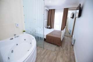 Гостиница Дублин Новороссийск Двухместный номер с 1 кроватью и гидромассажной ванной-2