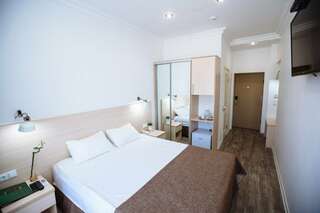 Гостиница Дублин Новороссийск Двухместный номер с 1 кроватью и балконом-1