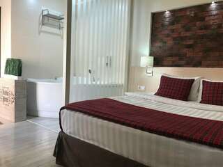 Гостиница Дублин Новороссийск Двухместный номер с 1 кроватью и гидромассажной ванной-1