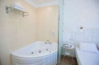 Гостиница Дублин Новороссийск Двухместный номер с 1 кроватью и гидромассажной ванной-4