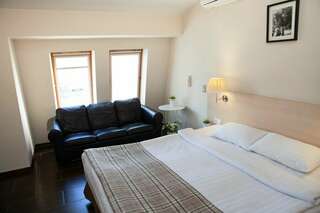 Гостиница Дублин Новороссийск Улучшенный трехместный номер-1